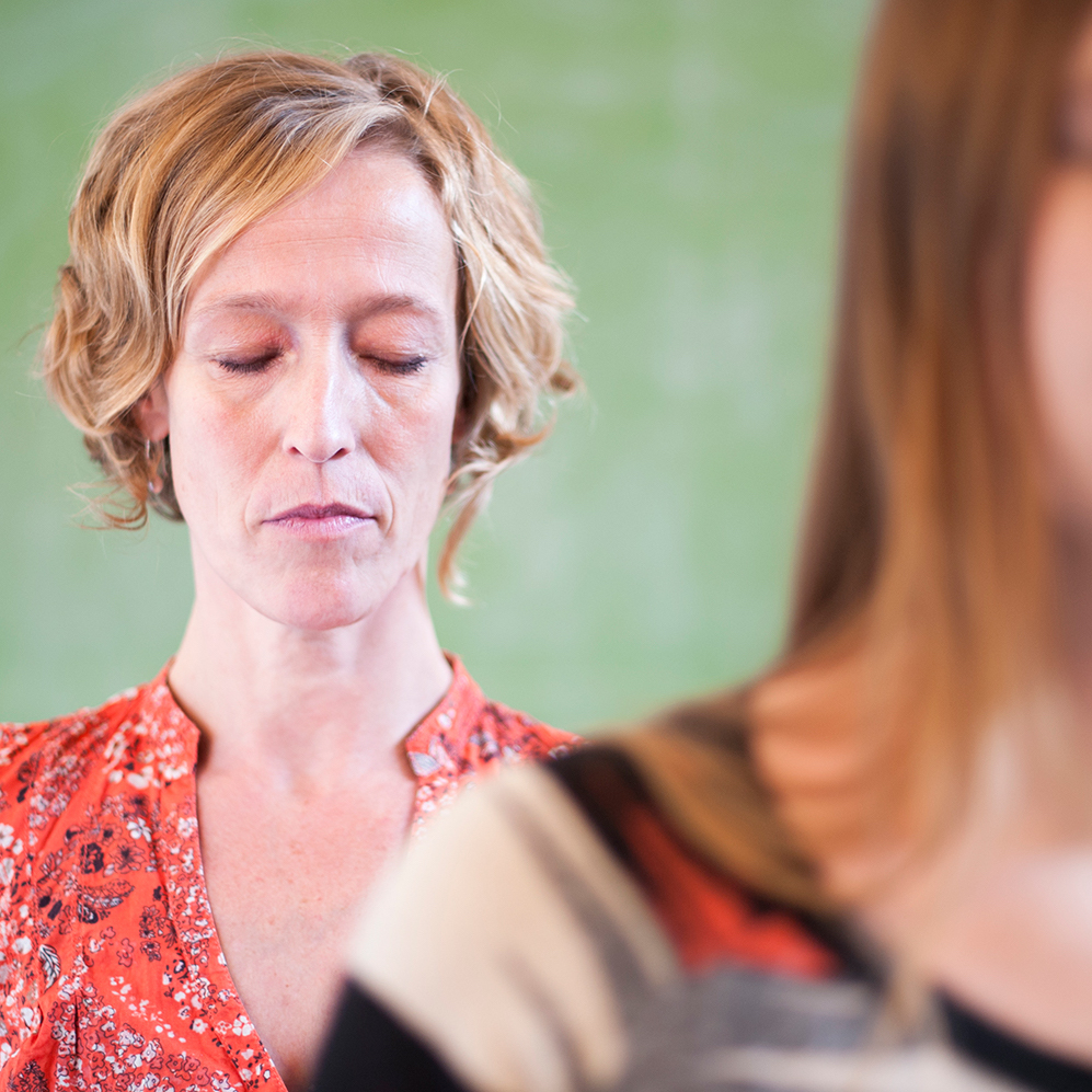 Mieke Koldewee, systemisch coach achter coachee met ogen gesloten